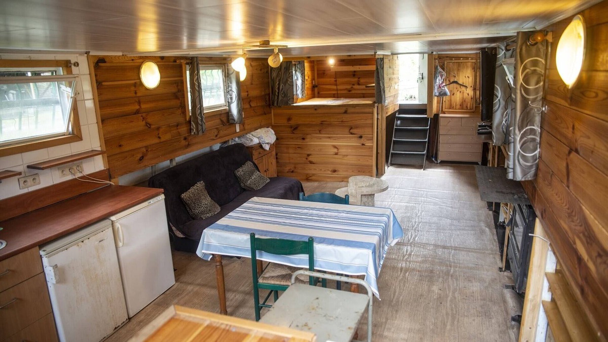 Florennes Boat Rental | Idyllic Lakeside Cottage