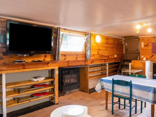 Florennes Boat Rental | Idyllic Lakeside Cottage