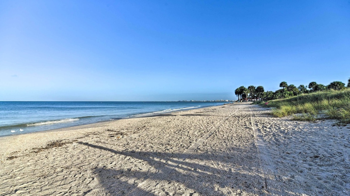 Pass-a-Grille Historic District Apartment | Idyllic Pass-a-grille Studio - Walk to the Beach!