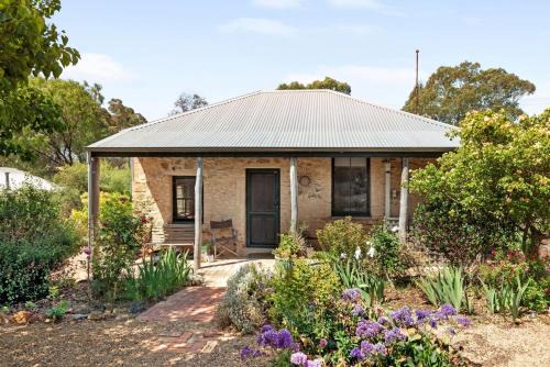 West Bendigo House | Idyllic, peaceful and historical cottage minutes from Bendigo's CBD