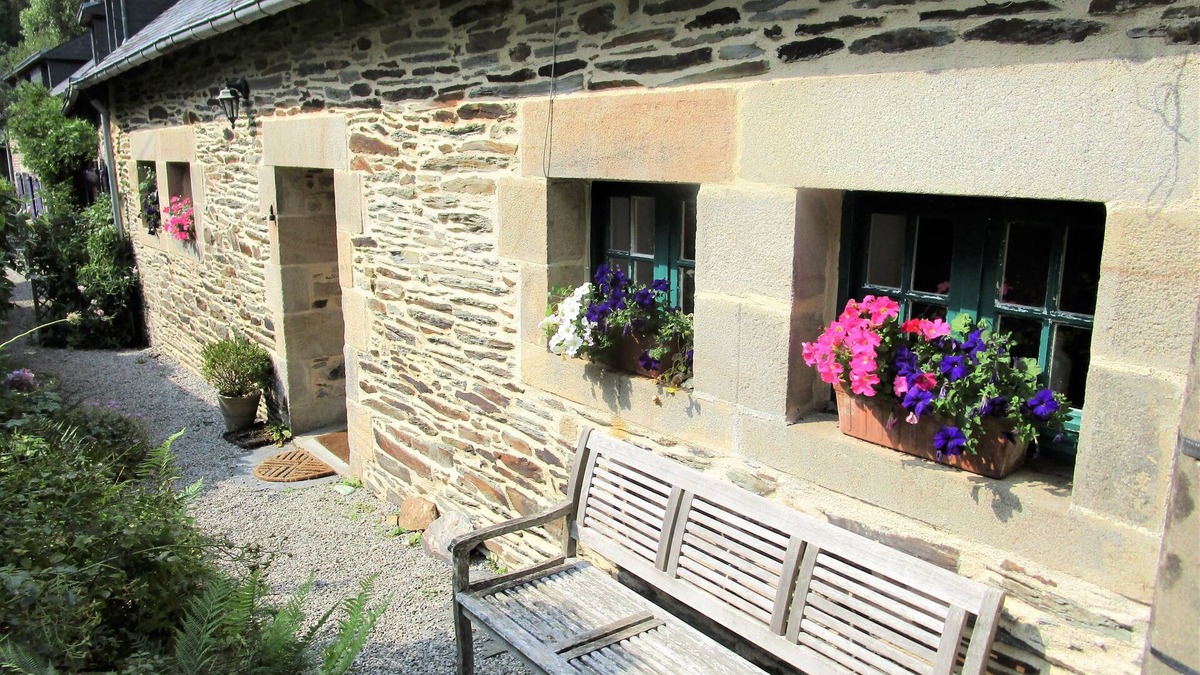 Laz Cottage | Idyllic riverside 2 bedroomed gite in midst of quiet Breton countryside