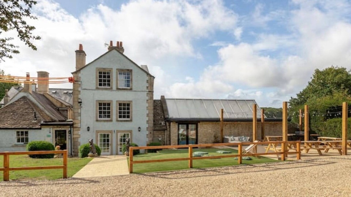 Petty France House | Idyllic Rural Retreat With Indoor Pool and Hot Tub