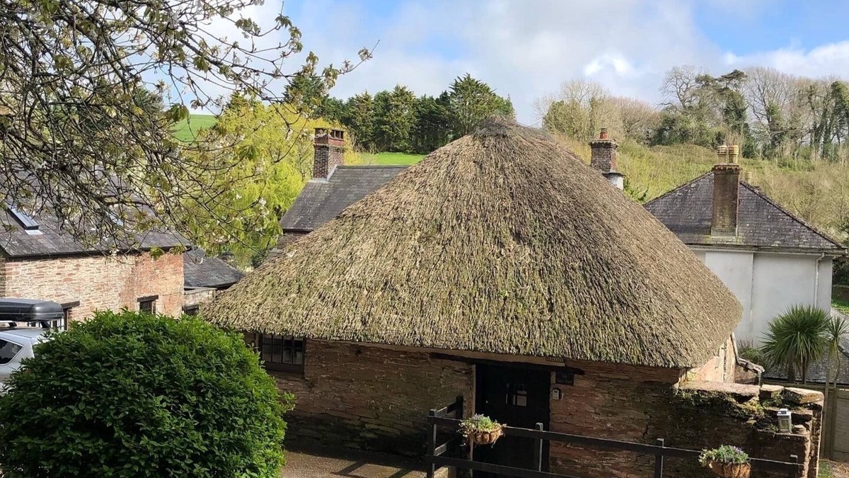 Chillington Cottage | Idyllic rural thatched cottage with a host of facilities including indoor pool