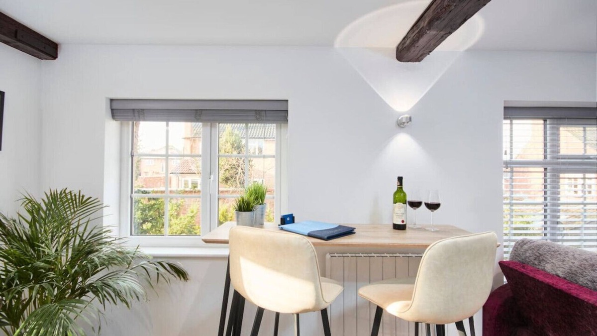 Kegworth Apartment | Idyllic setting. SkyLink to Airport. Gym Access