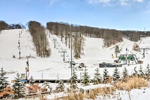 Hidden Valley Apartment | Idyllic Somerset Condo Ski, Hike and Relax!