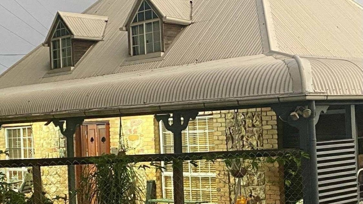 Childers Cottage | Idyllic stone cottage in the heart of Childers.