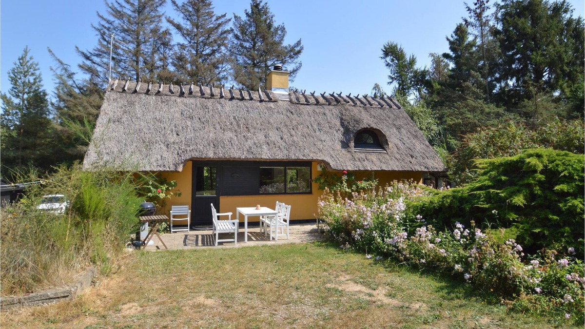 Lundby House | Idyllic thatched cottage in green surroundings in South Zealand.