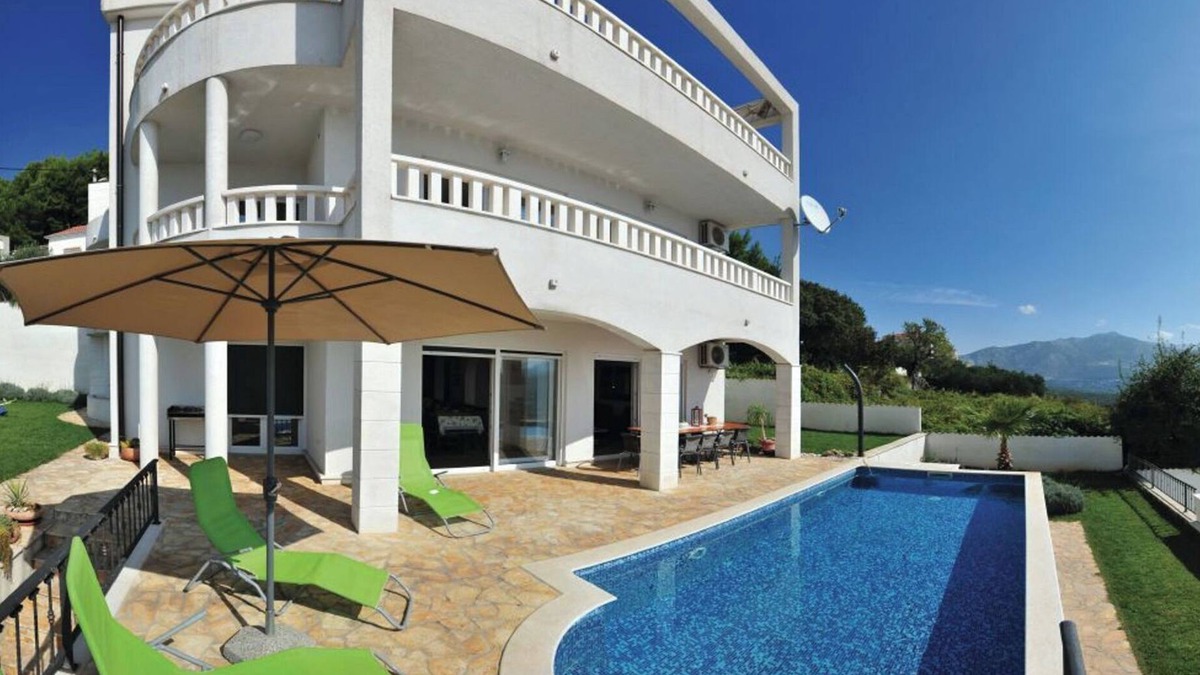 Solin Villa | Idyllic Villa near Split, pool, garden, free parking and stunning view, (OWNER)