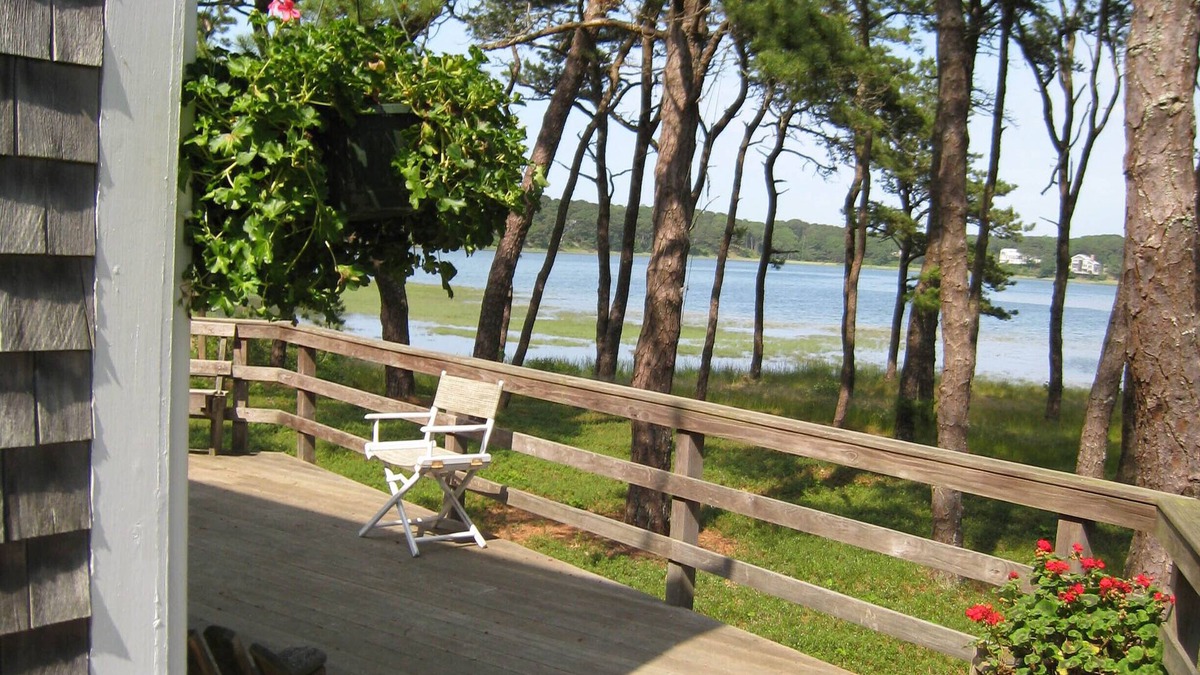 Pleasant Point House | Idyllic Waterfront Home on Drummer Cove in Quiet Pine Grove on Pleasant Point.