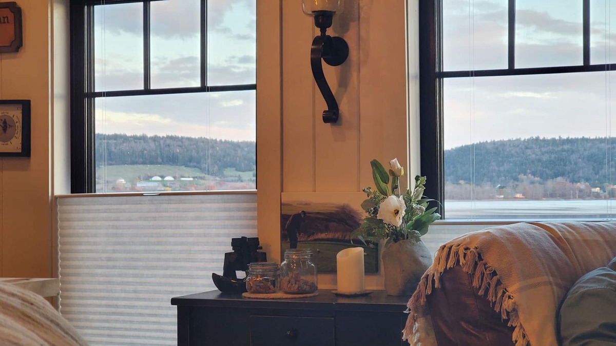 Hatfield Point Cabin | Idyllic Waters Edge Bunkie