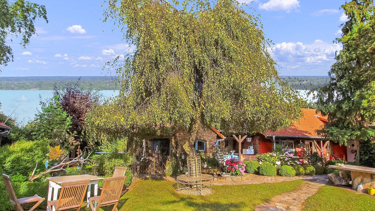 Meesiger Apartment | Idyllically and quietly situated, nestled in the lovingly landscaped garden on the owners' approx.
