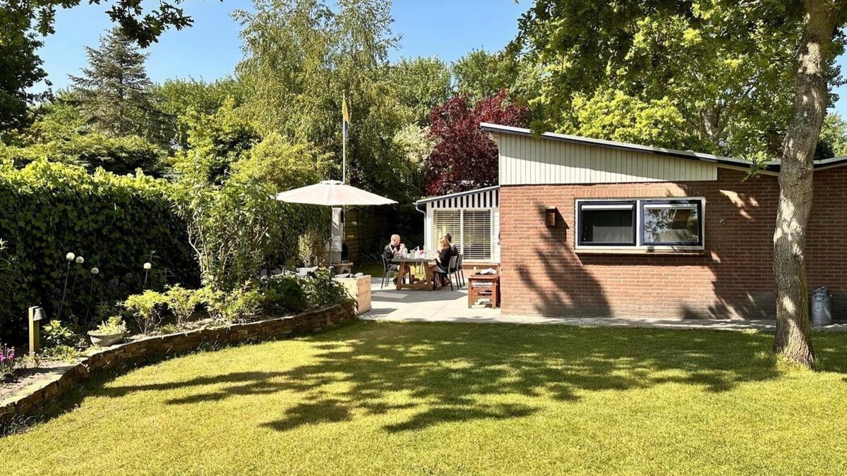 Ouddorp House | Idyllically situated bungalow in a quiet green park with lots of privacy.