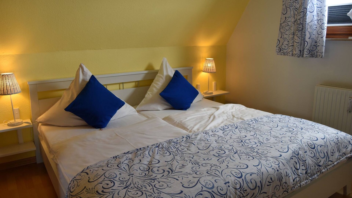 Gueby Apartment | Idyllische Ferienwohnung mit Balkon und Großer Gartenanlage