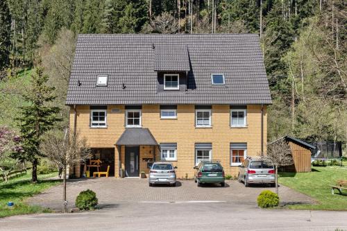 Alpirsbach Apartment | Idyllische Fewo am Waldesrand