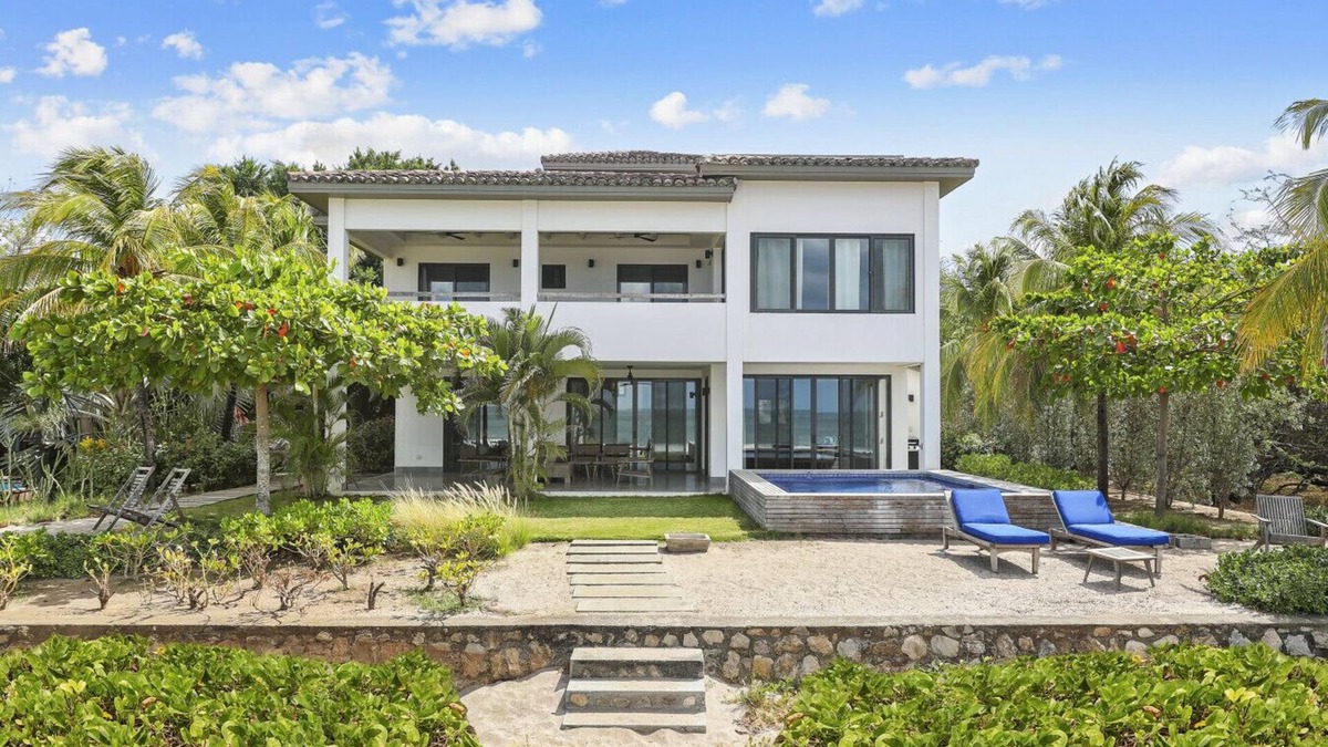 Playa Colorado House | Iguana Beach House: Spacious Beachfront House with Swimming Pool