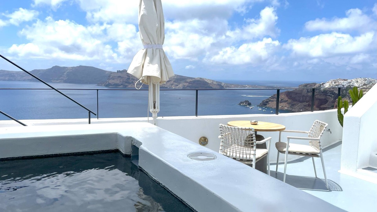 Oia Hotel | IKIES Santorini