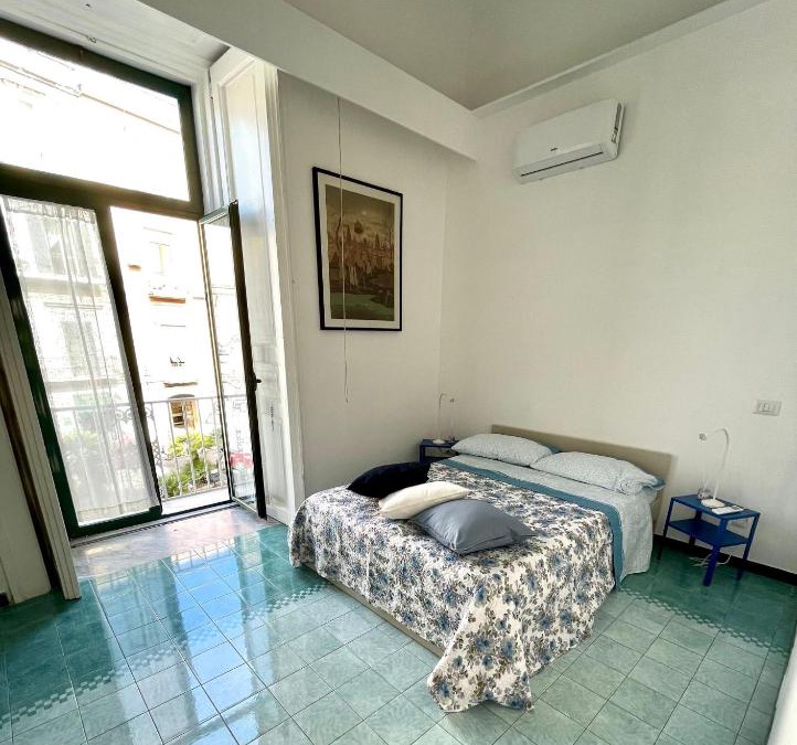 Torre Annunziata House | Il balcone sulla piazza
