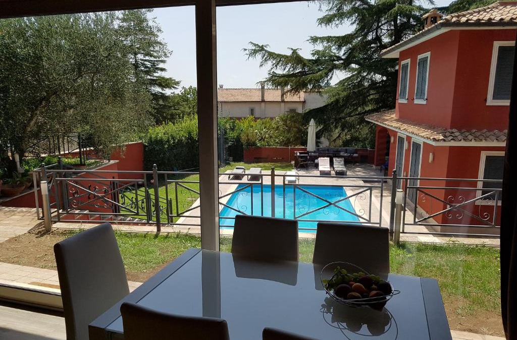Riano Villa | IL CICLAMINO POOL FOR YOUR SOLE USE BIG IN-GROUND - 70m2 house & 300m2 outdoor, child & pet friendly, 10 minutes drive to Montebello Station connecting to Rome centre in 20 minutes, 3 minutes drive to supermarket -4 language warm guest care