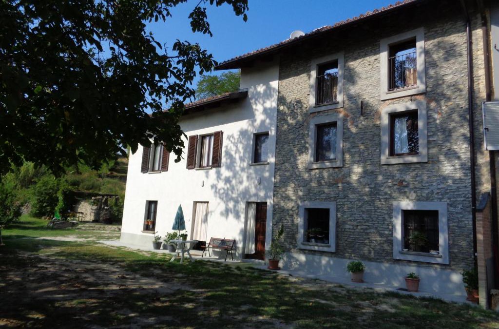 Santo Stefano Belbo Apartment | Il cortile dei frutti selvatici