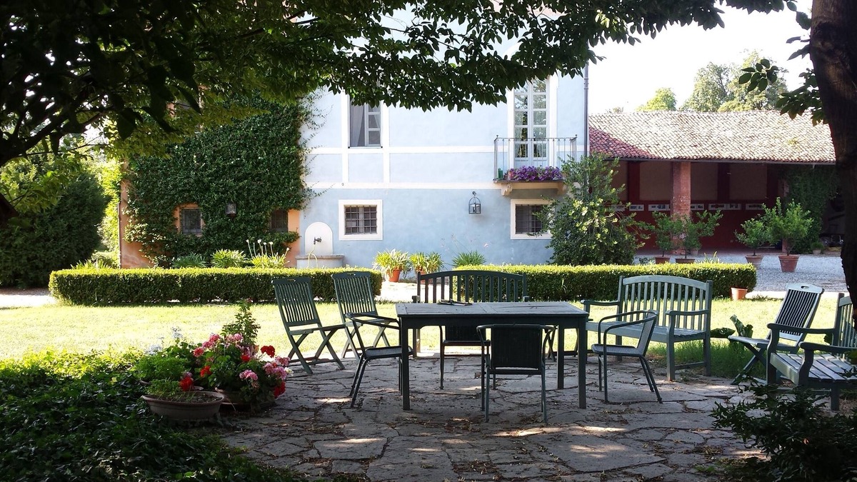 Savigliano Villa | "Il Palazzo" Self-contained apartment, large park, tennis court, small swimming pool