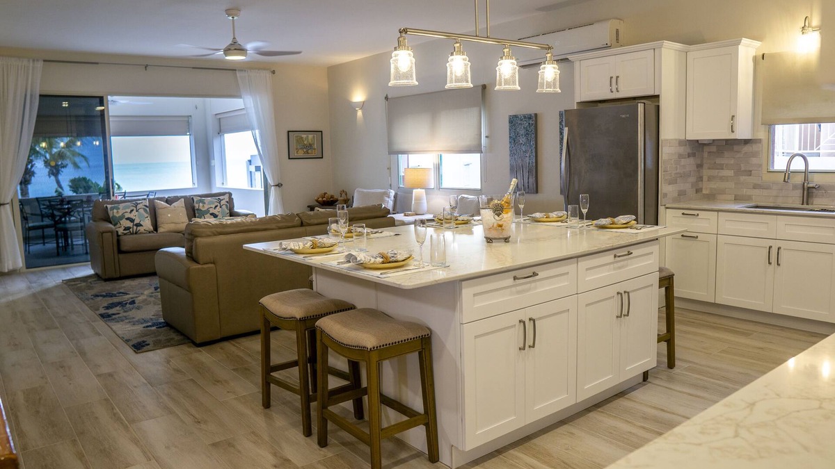 Pelican Key Villa | Il Punto Blu - Beautiful renovated condo, AC, WIFI, walkable restaurants/beach.