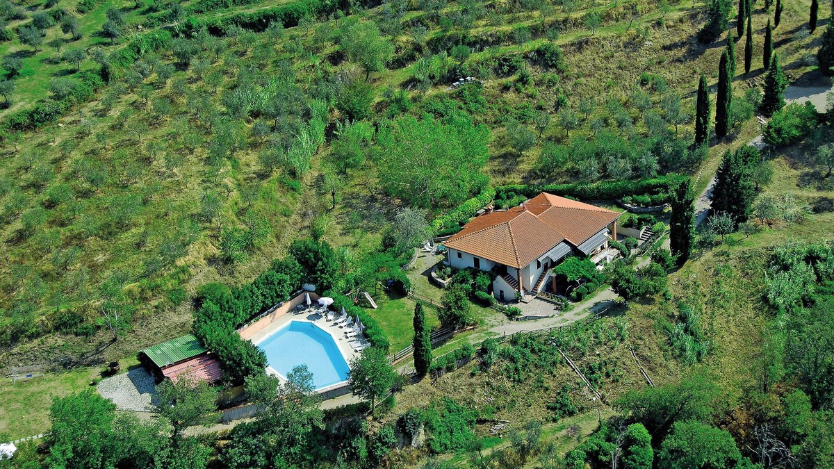 Castelfranco di Sopra Apartment | Il Trovatore, apt. with two rooms in Casa Lama Residence with pool