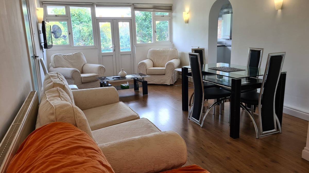Newbury Park Apartment | ILFORD EAST LONDON BALCONY FLAT 2bed 2bath next to tube stop, ideal for tourists