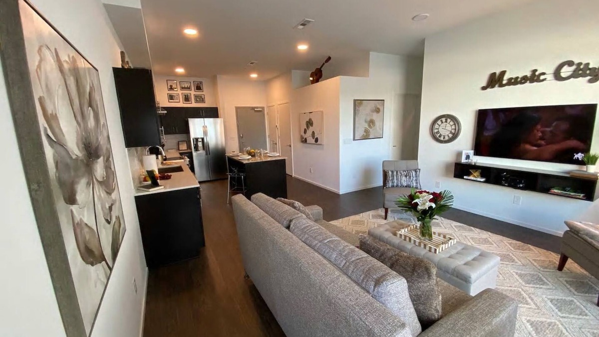 Edgehill Condo | ILLUME/Modern New Condo/Pool & Downtown Views/Gym