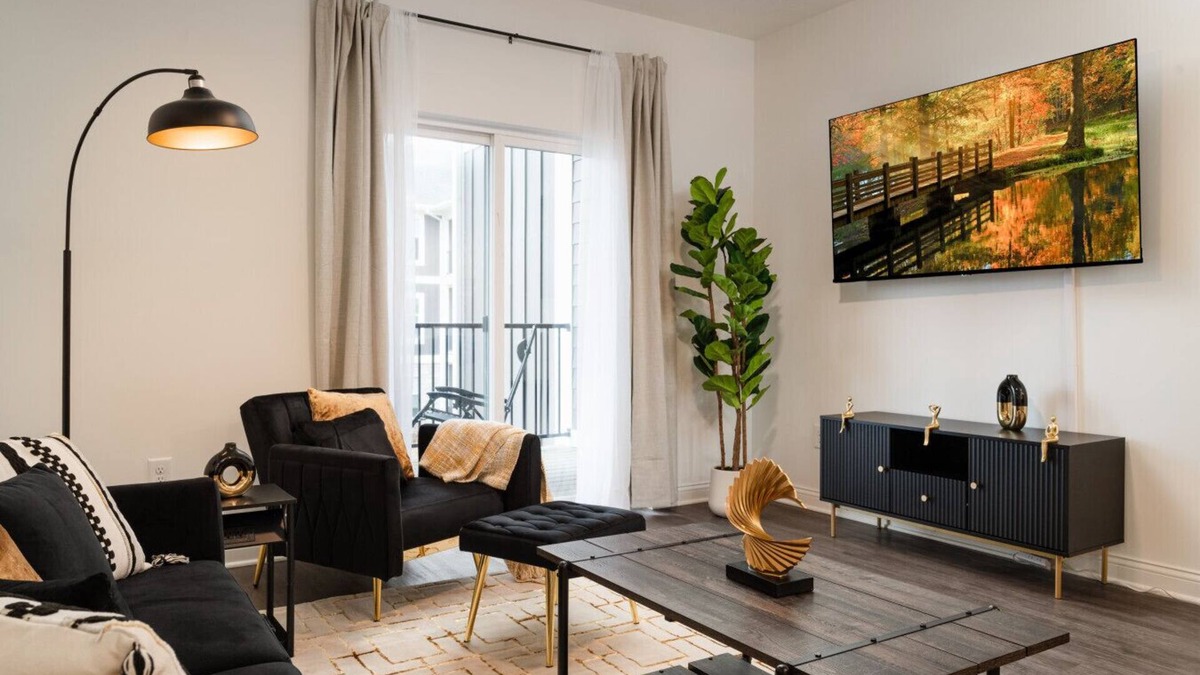 Whitestown Apartment | Illustrious Suite Spacious 2BR 2BA 2 King Beds WFH
