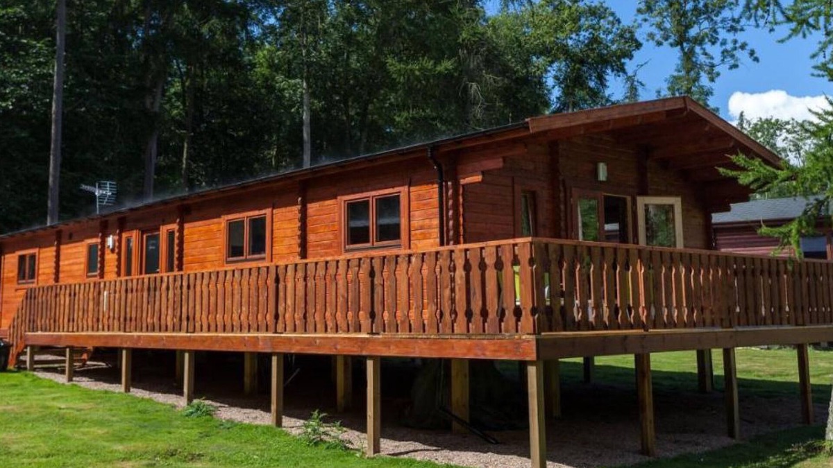 Kenwick Cabin | iLodge 73 - Luxury Log Cabin with Hot Tub and Woodburner 🏡