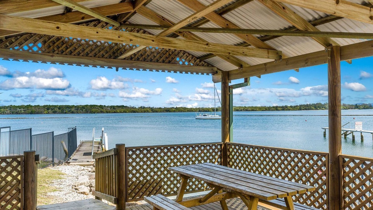 Iluka Apartment | Iluka Villa 10 right on the Clarence River