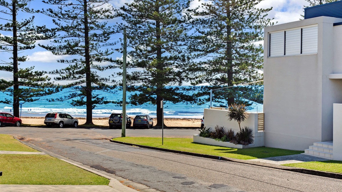 Black Head House | Imea Blue Welcome to the Beach House, Where Happiness Comes in Waves