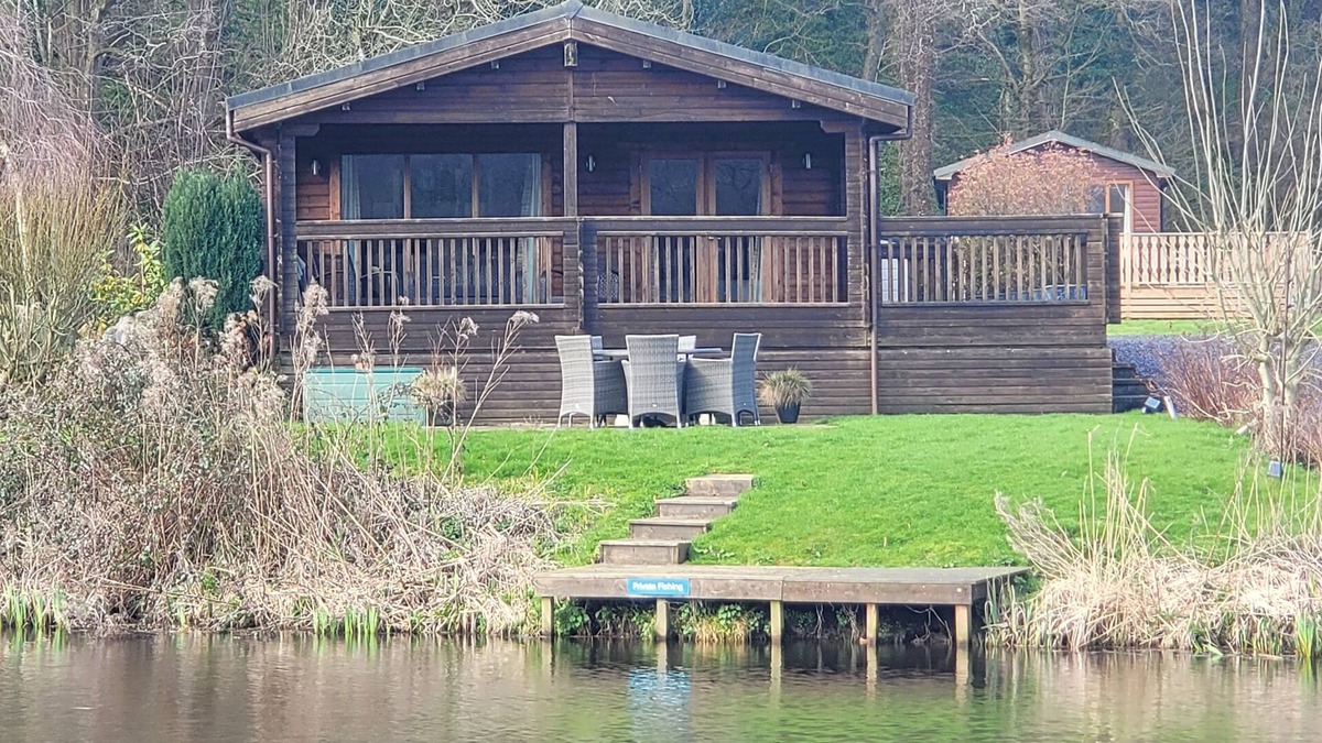 Knott End-on-Sea Cabin | Immaculate 2-Bed Lodge Next To Lake