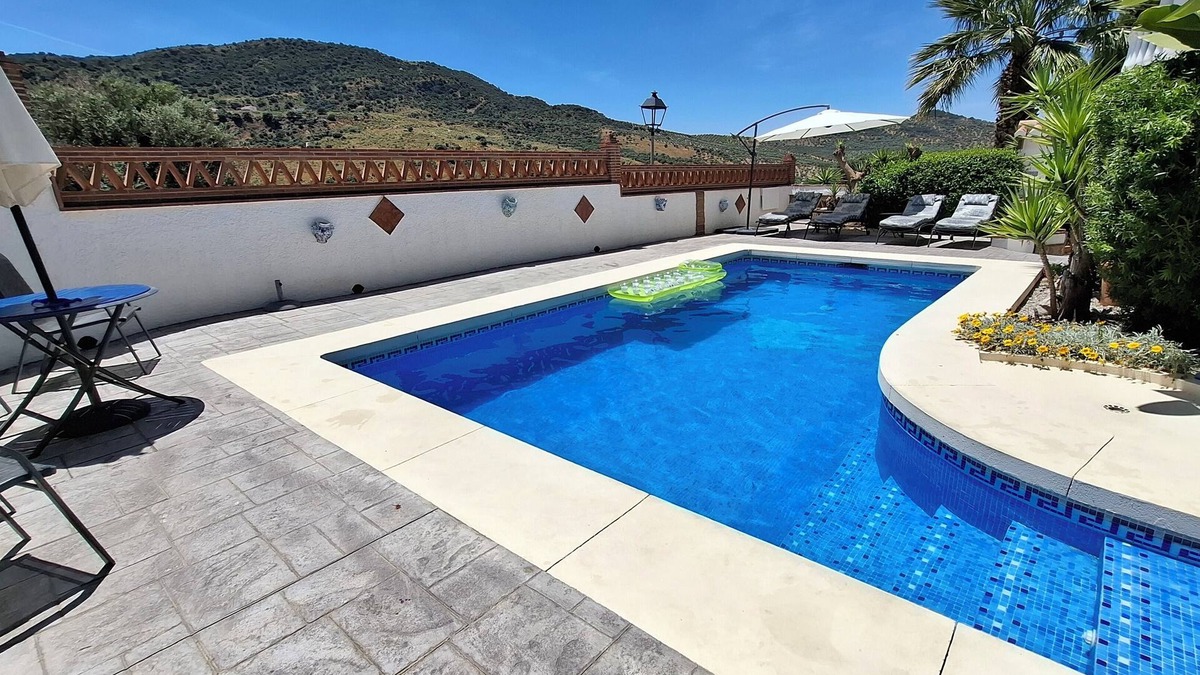 Mondron Villa | Immaculate 2 Bedroom 2 Bathroom Villa Private heated pool for 4 (MAX 6)