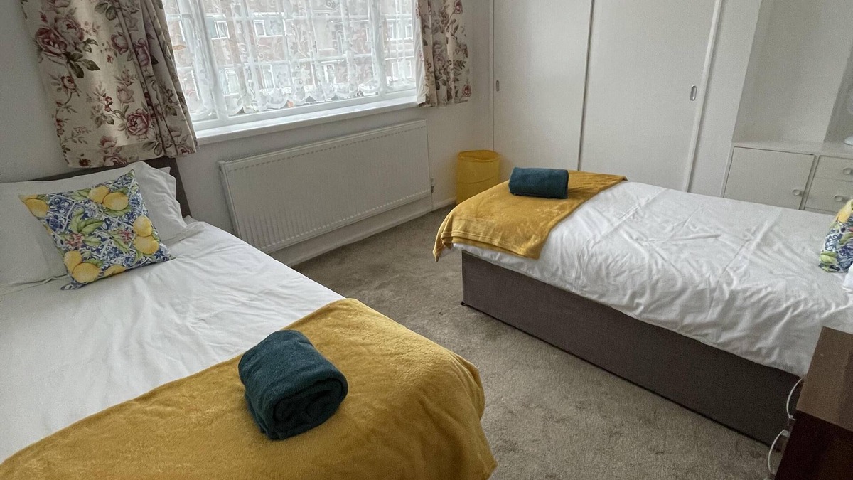 Luton House | Immaculate 3-bed House in Luton