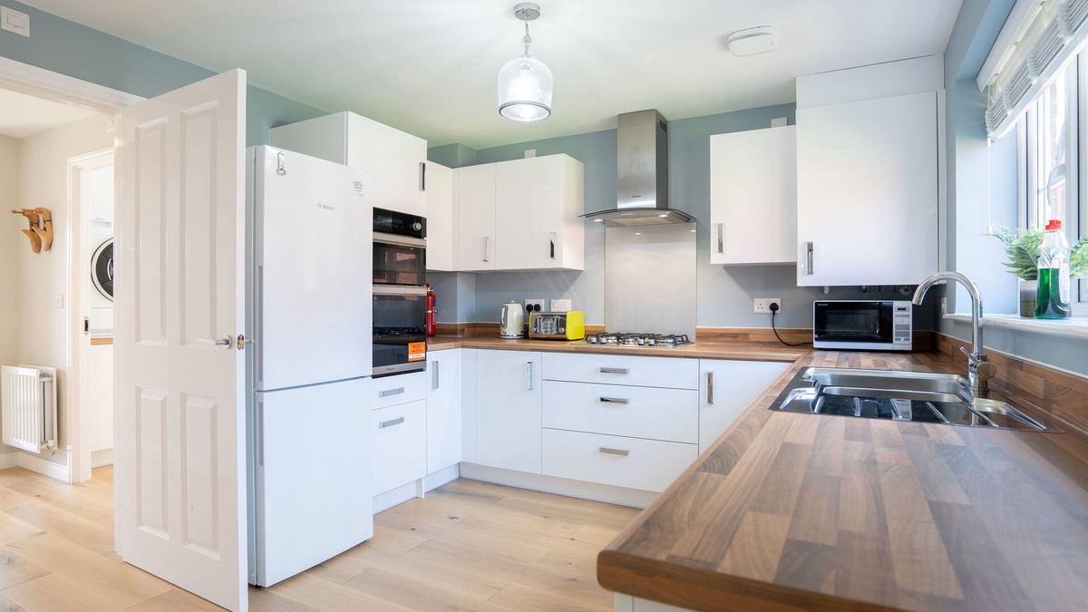 Bicester House | Immaculate 4-Bed House 5mins walk to Village shop