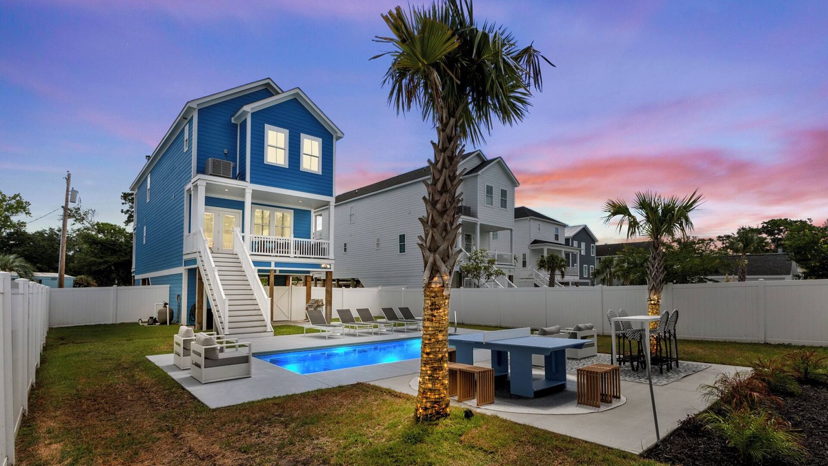 Garden City House | Immaculate 5BR Retreat- Pool and More! The Blue Palm