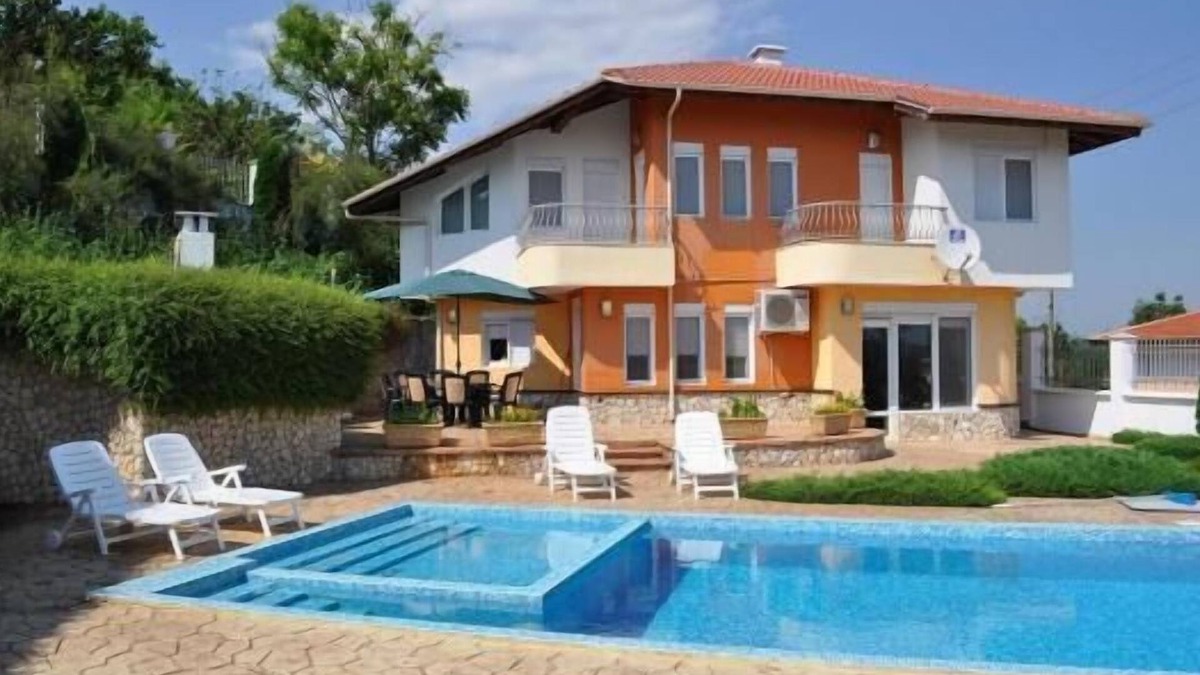 Osenovo Villa | Immaculate 6-Bed Villa in Balchic Bulgaria