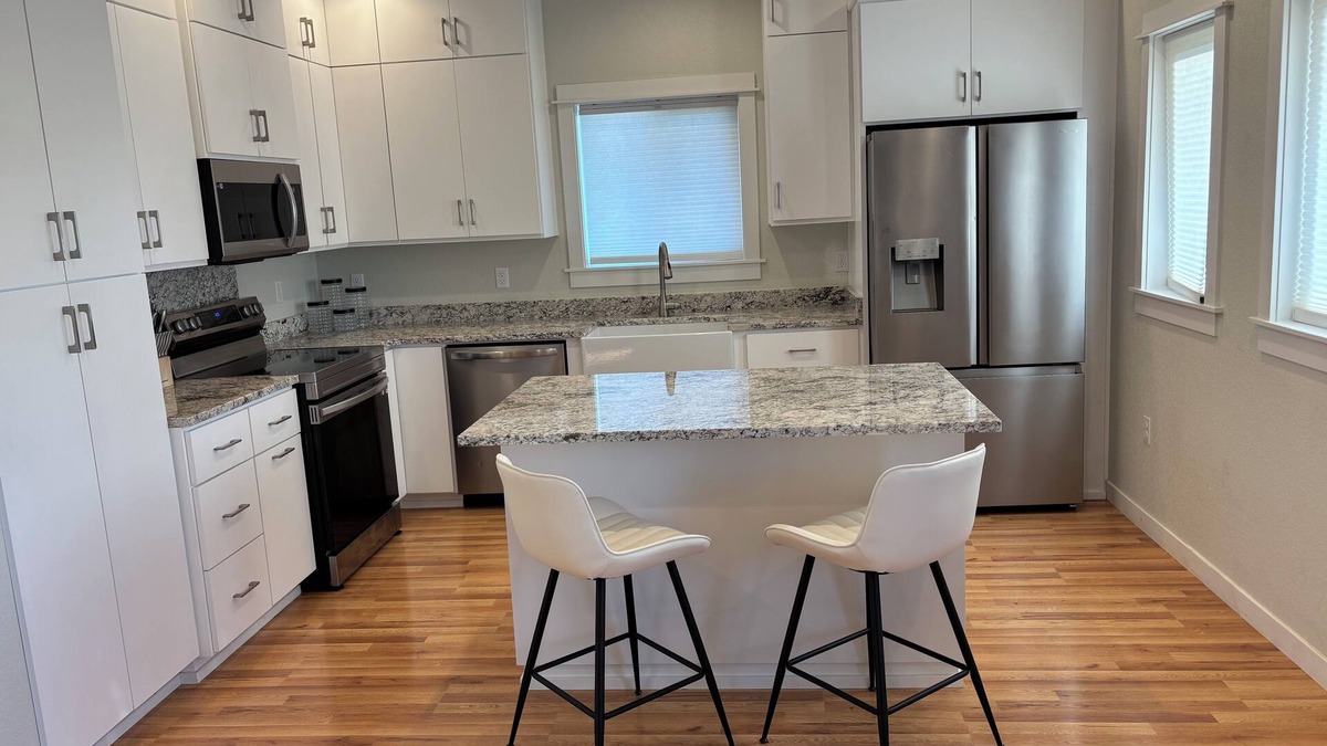 Central Point House | Immaculate and private 2-bedroom house, close to everything, pet friendly