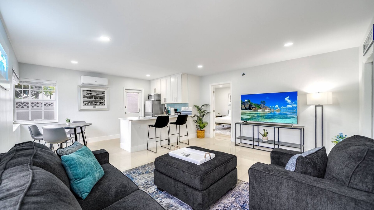 Coral Ridge Apartment | Immaculate Coastal Unit! Walk To Beach and Shops!