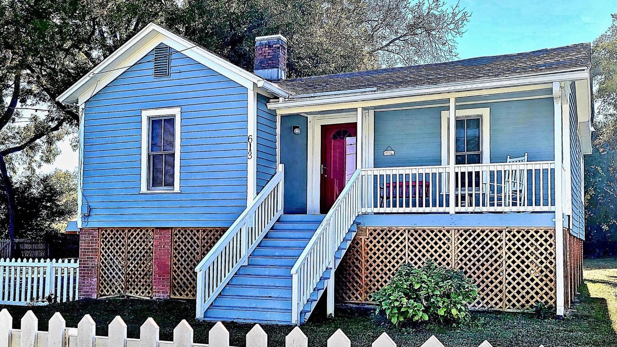 Washington Cottage | Immaculate Cottage in the Historic District. Quiet street, large fenced yard.