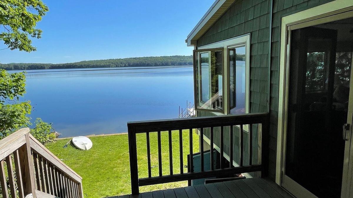 Raymond House | Immaculate Cottage On Beautiful Panther Pond