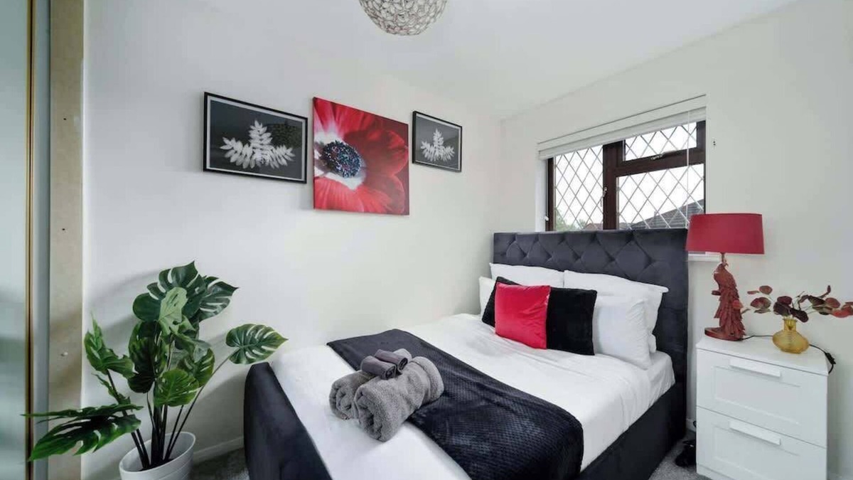 Grays House | IMMACULATe Home Near Central London