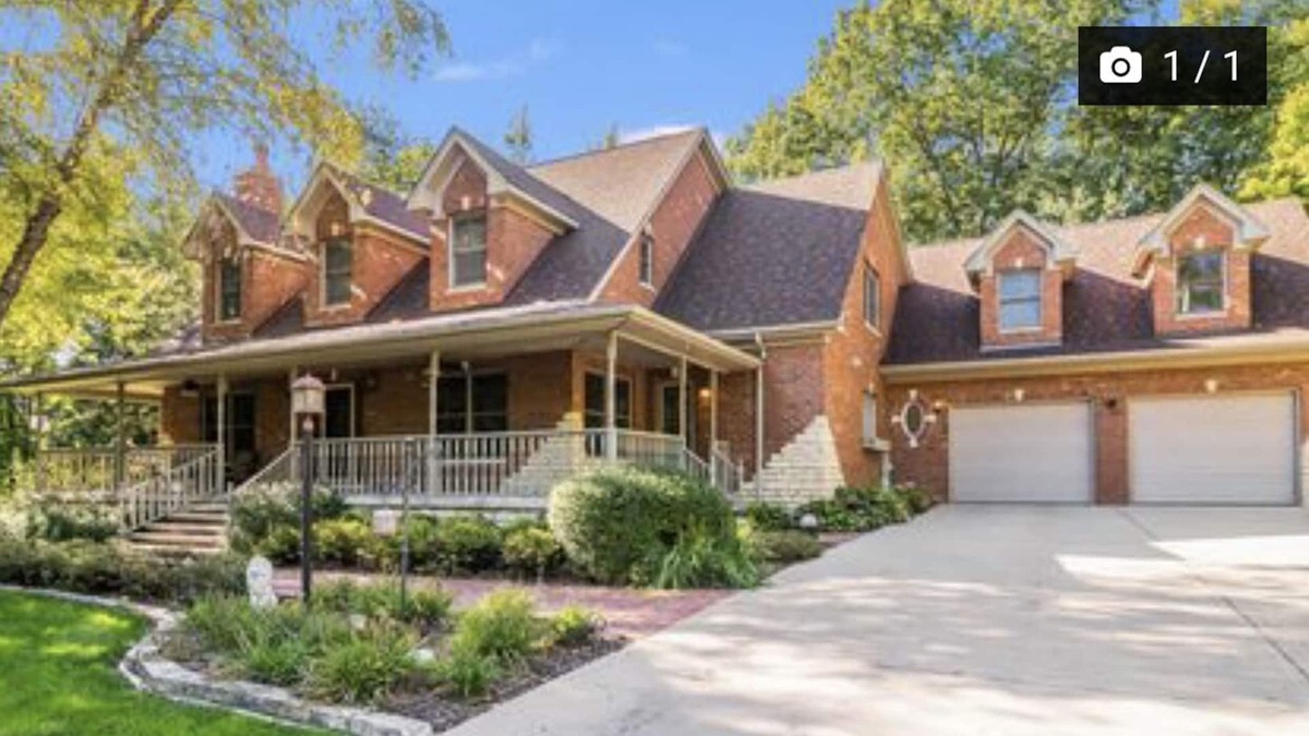 Newark House | Immaculate home on over 3 acres, near Starved Rock & Ottawa.