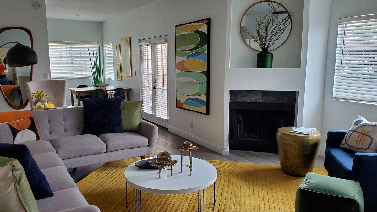 Mesa Condo | Immaculate, Mid-century design