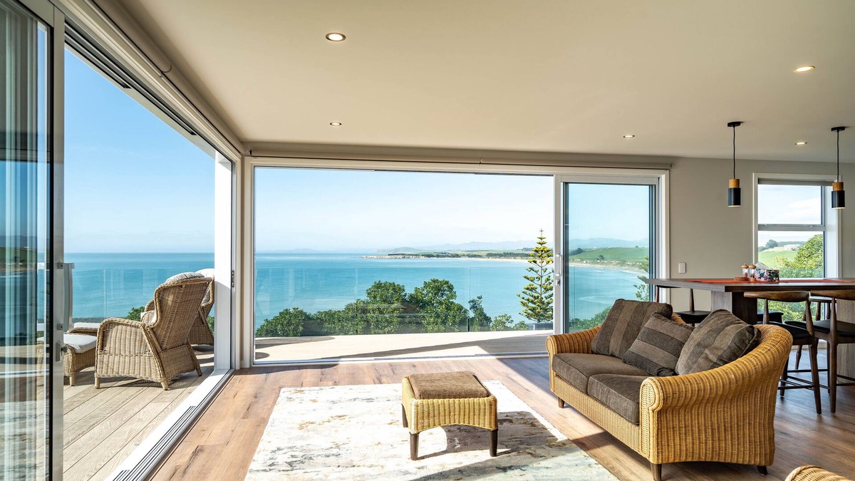 Kakanui House | Immaculate Modern House with Stunning Ocean Views. Perfect for Friends & Couples