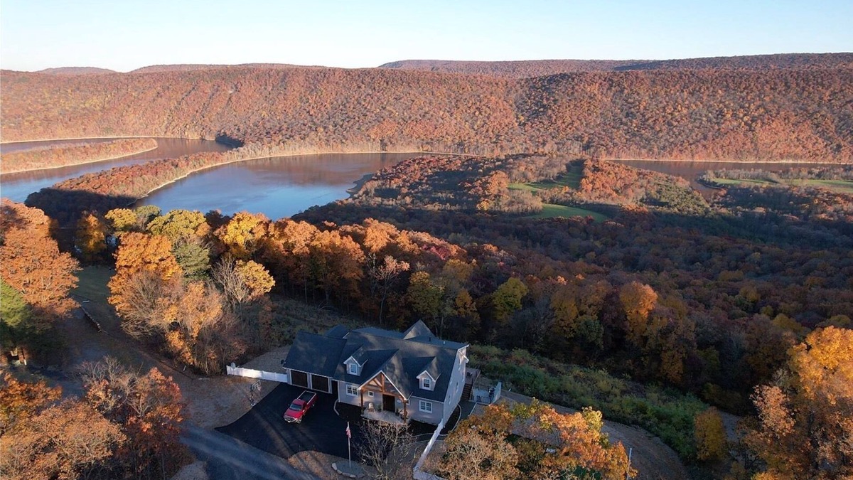 James Creek Cabin | Immaculate MountainLake Home!Epic view, HotTub,FirePit, Putting Green,Pickleball