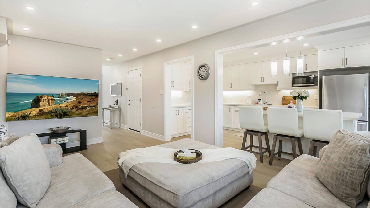 Vaughan House | Immaculate Pet & Smoke-Free Haven Near Wonderland