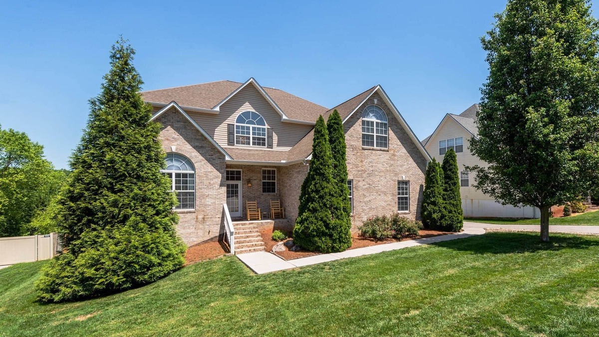 Mount Vernon House | Immaculate Pool Home! Theater-GameRoom-2+ Living Spaces-2 Kitchens-FirePit-35min to UT!10min to lake