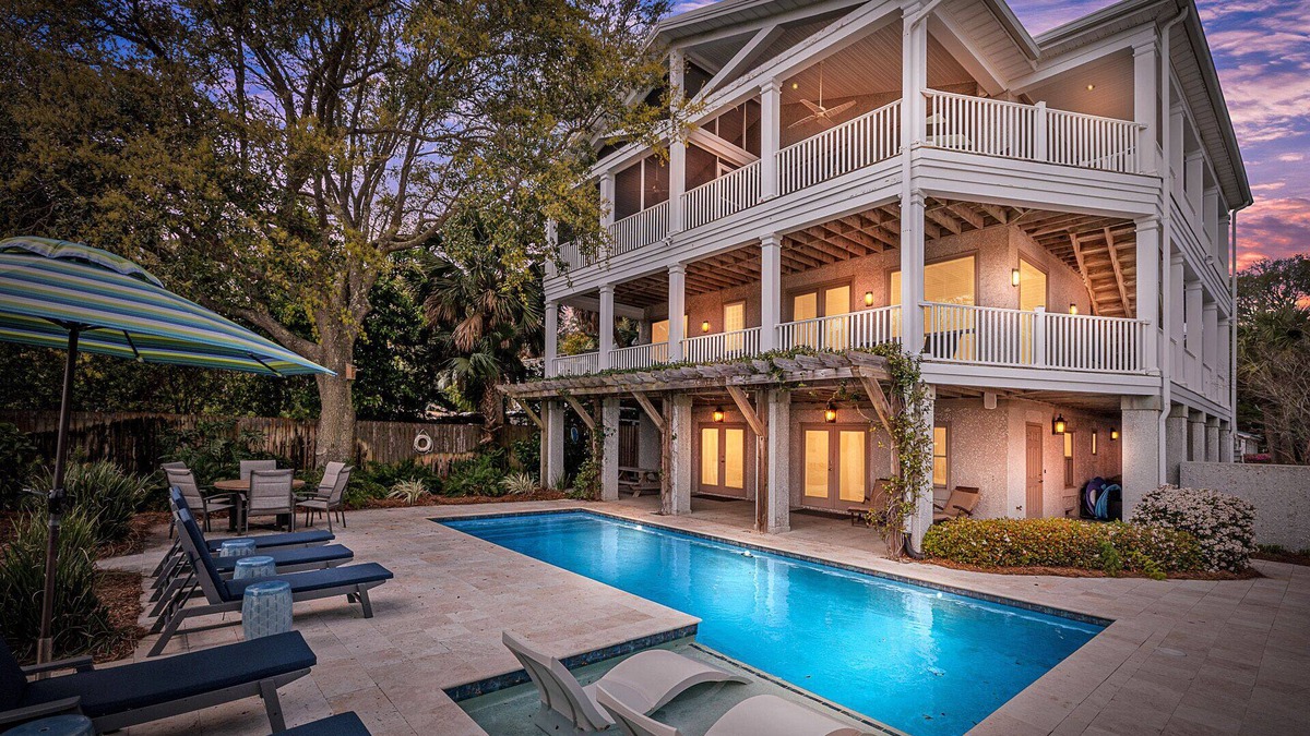 East Beach House | Immaculate Private Ocean Front Escape, Easy Walk To BEACH, Private Pool!